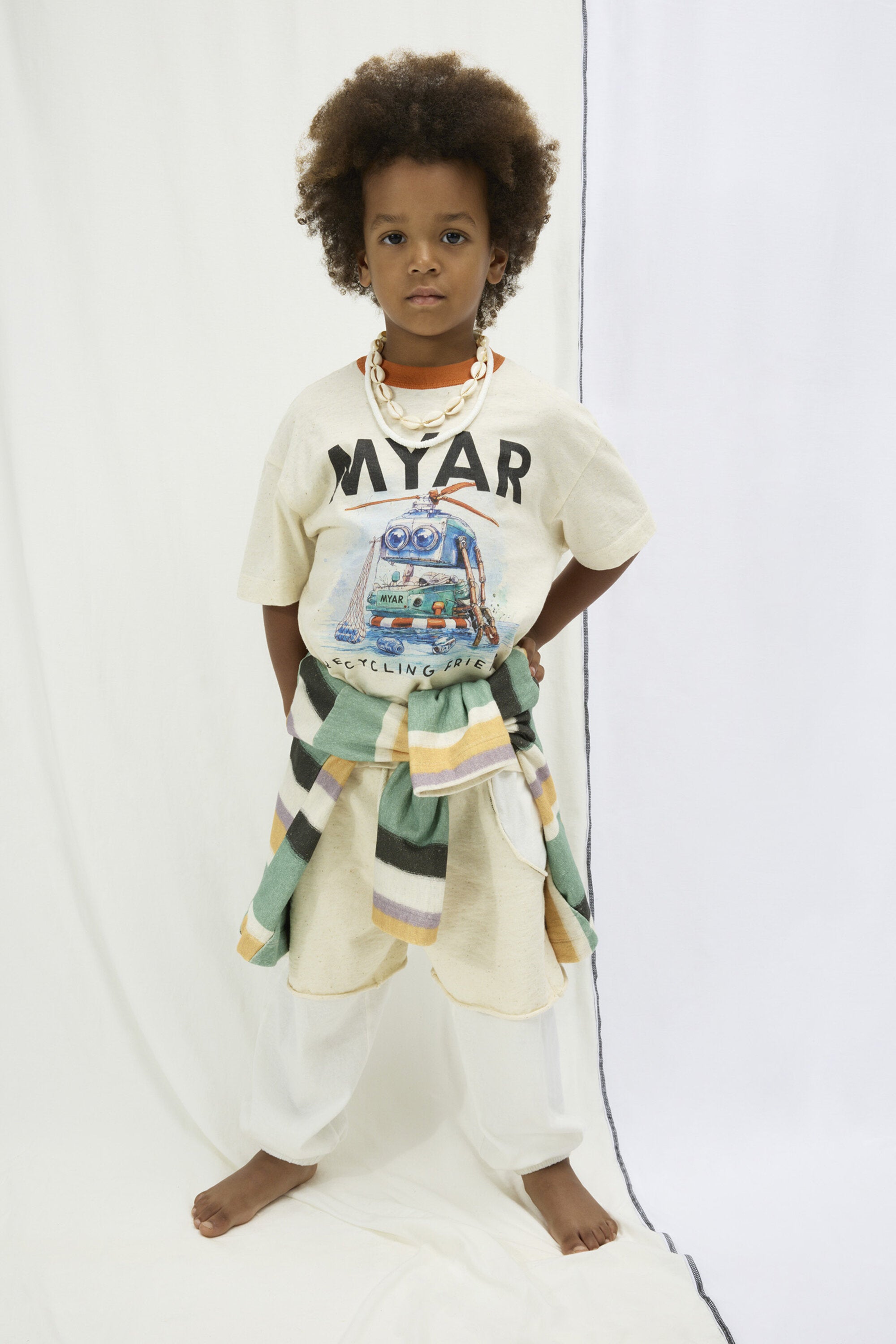 Camiseta con estampado de robot y cuello redondo