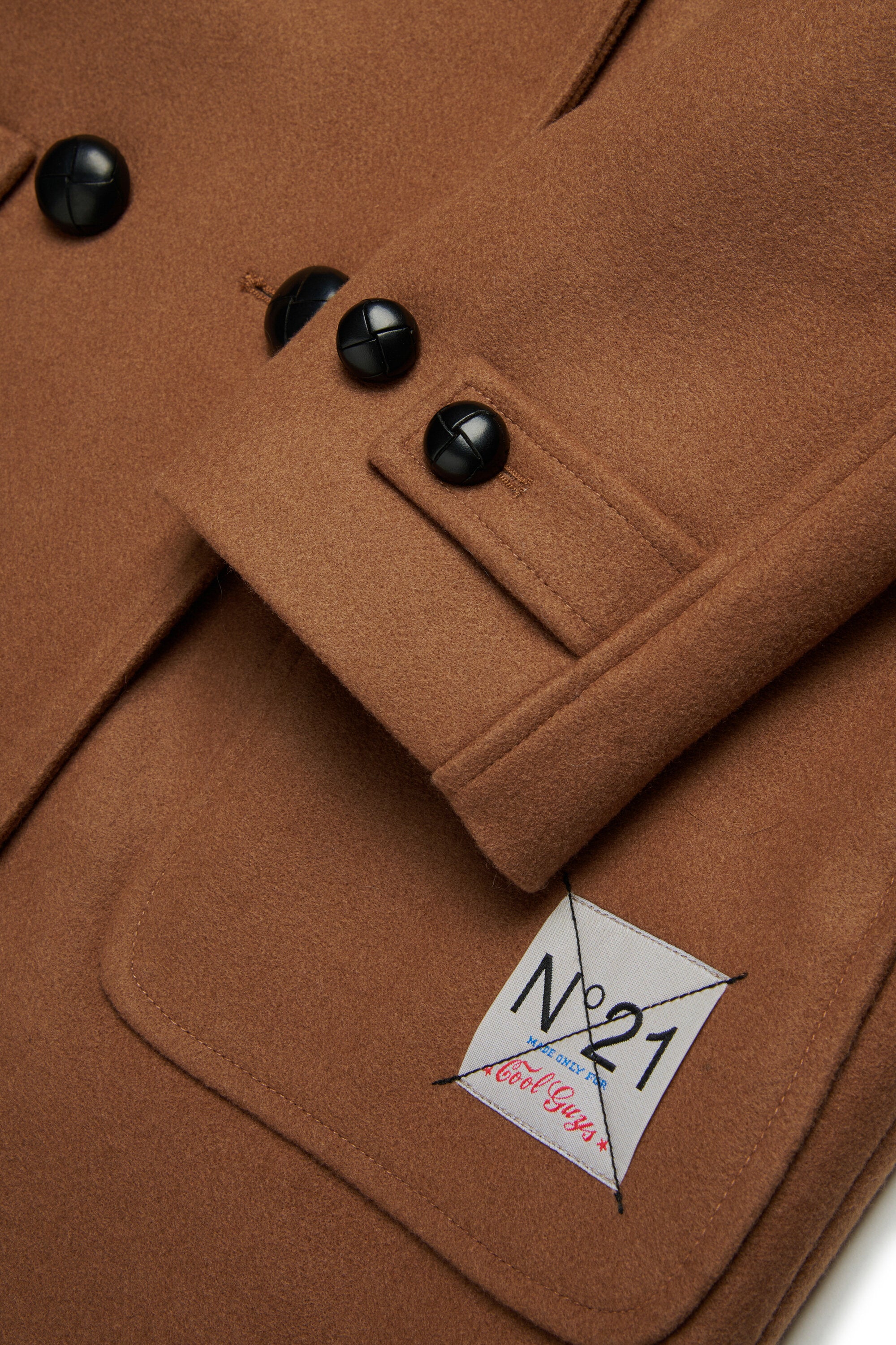 Abrigo de paño con botonadura doble en forma de huevo