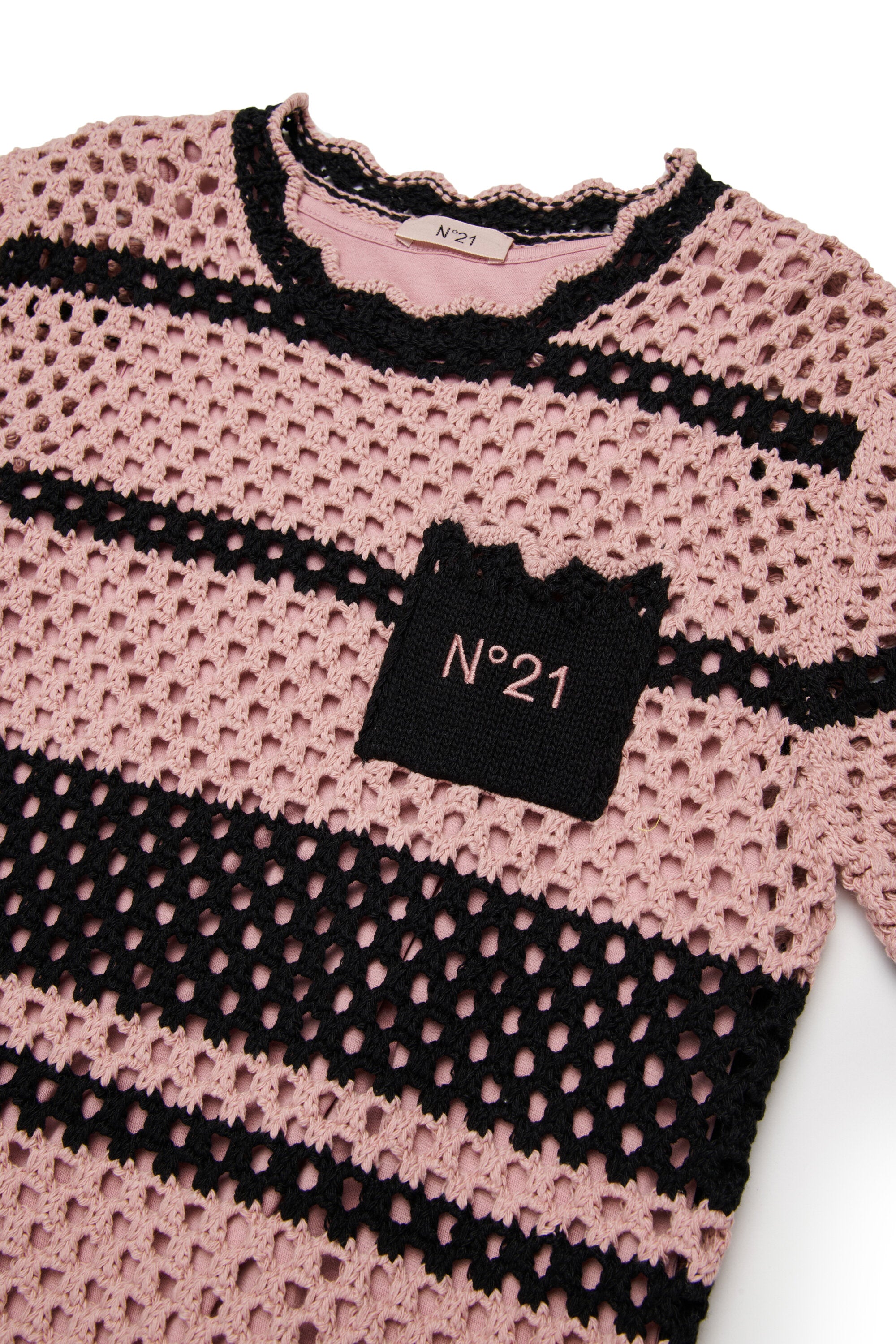 Vestido de crochet con logo