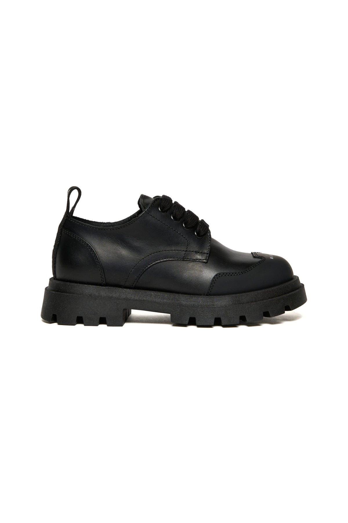 Lace-up shoes with toe logo