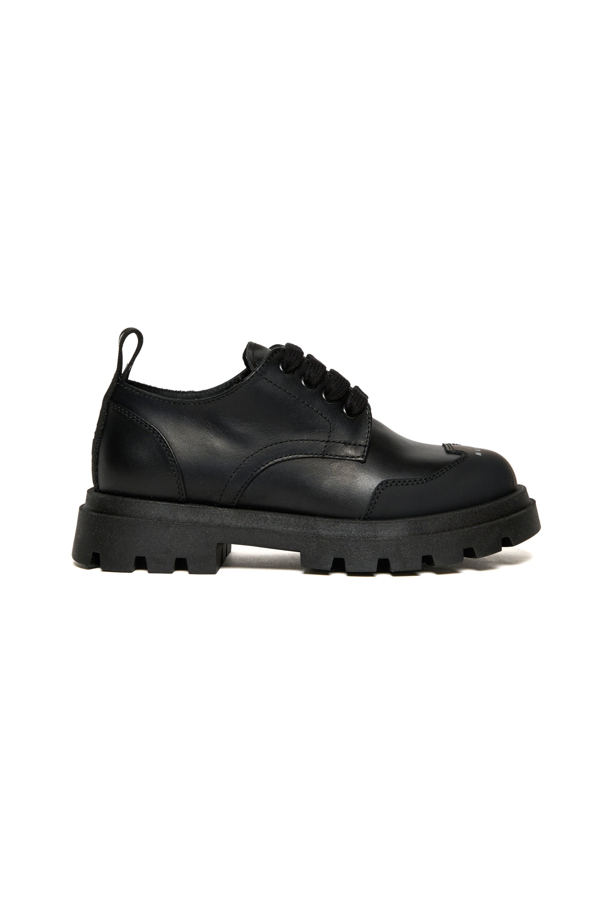 Lace-up shoes with toe logo